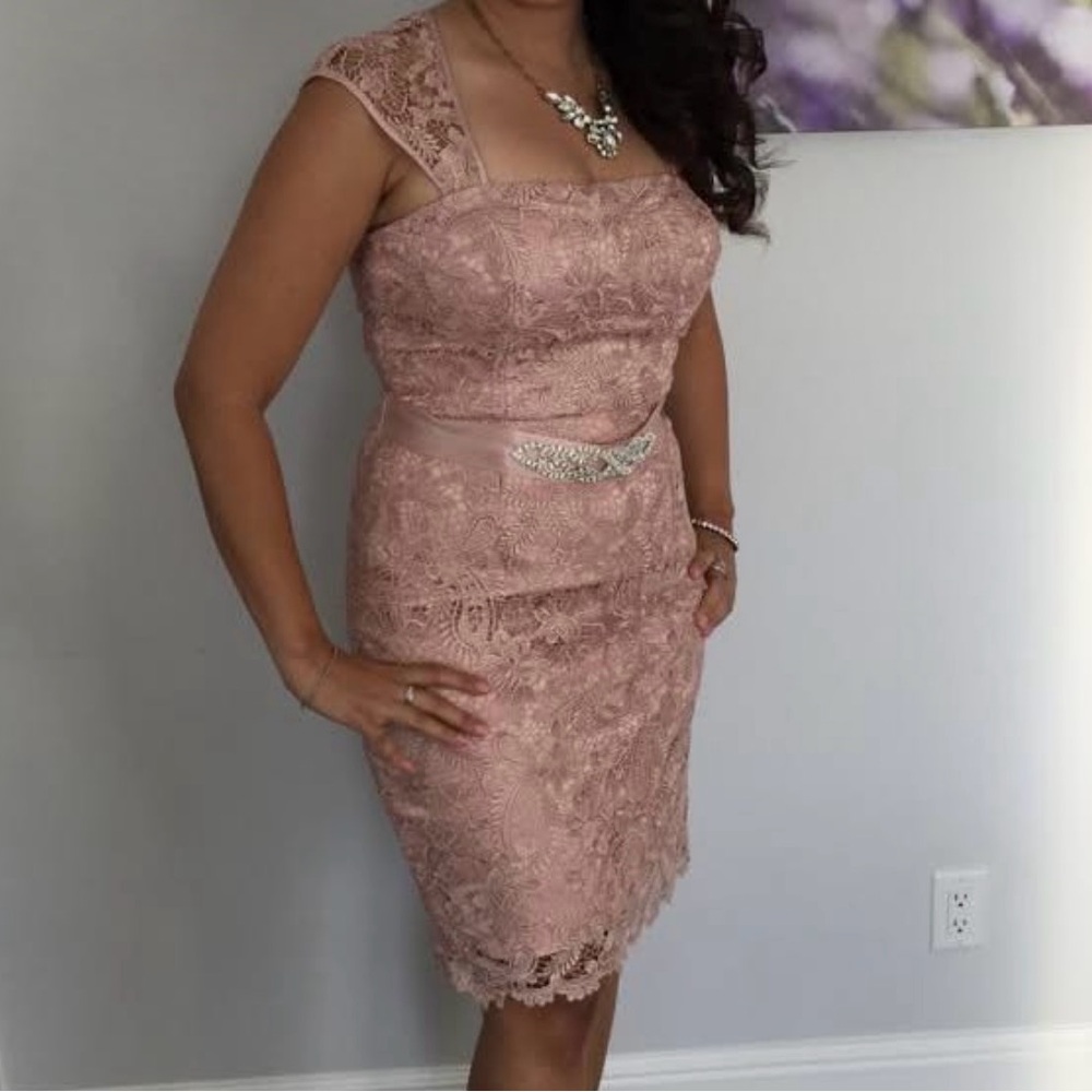 Adrianna Papell dress size 10 lace. Knee length.